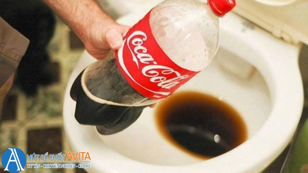 cách thông bồn cầu bằng coca cola